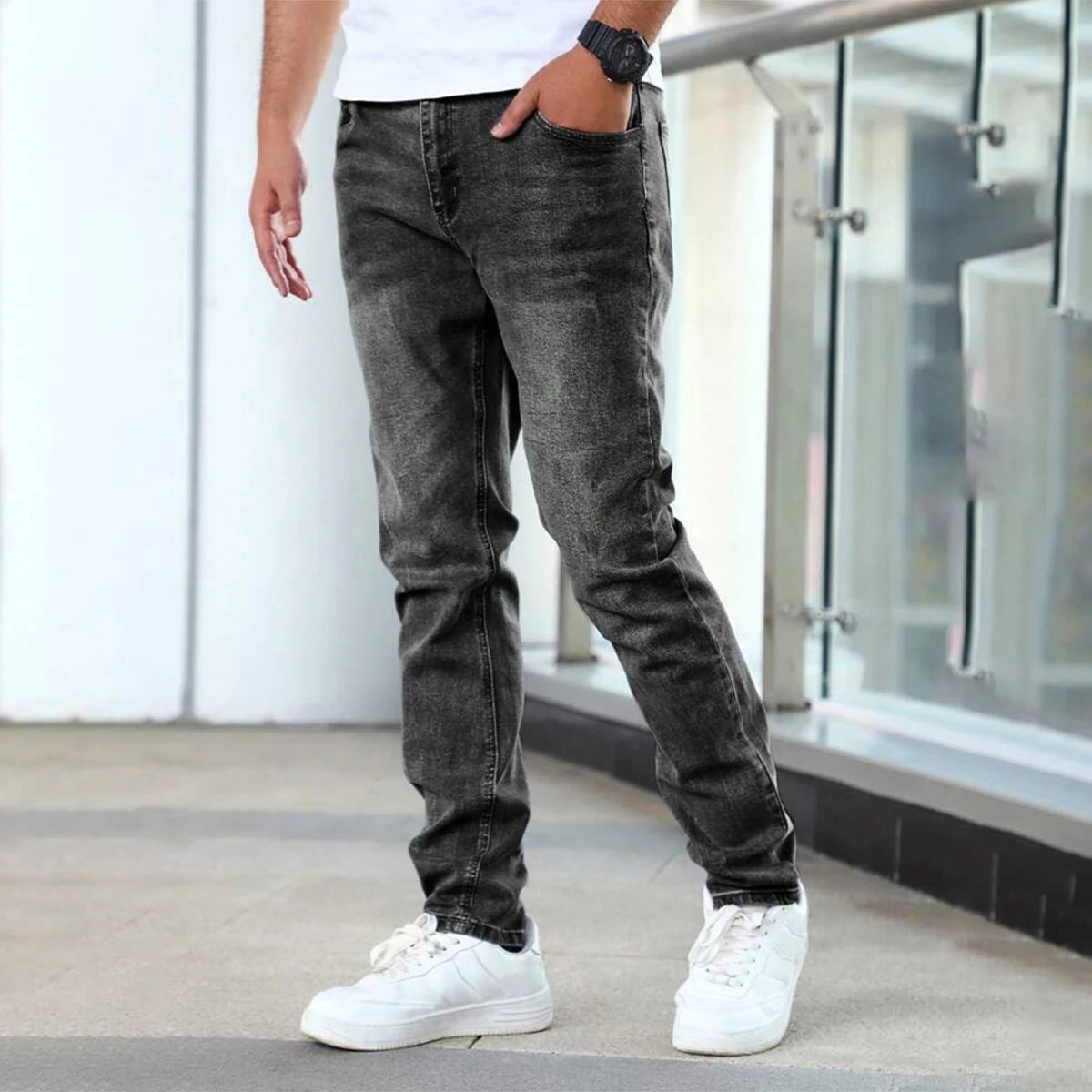 Gentlemen’s trendy streetwear in light colors make for an excellent gift for husbands and boyfriends. Jeans.