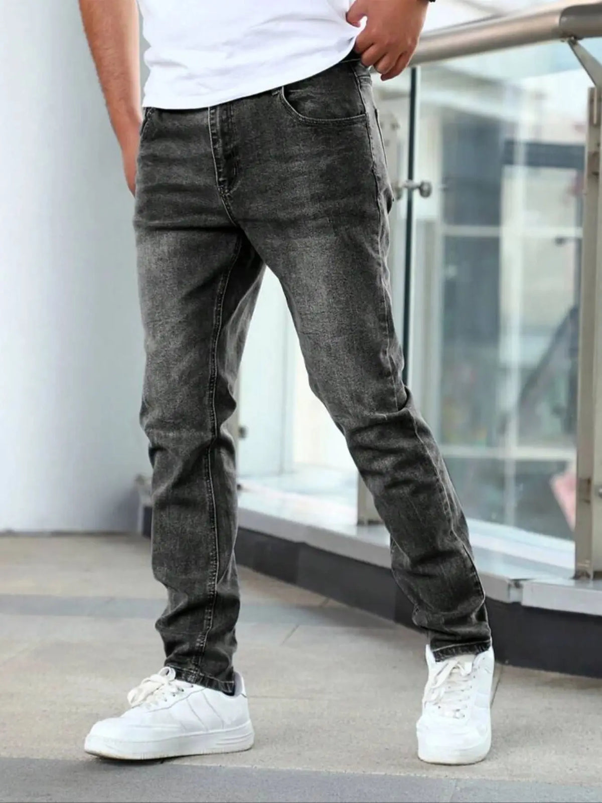 Gentlemen’s trendy streetwear in light colors make for an excellent gift for husbands and boyfriends. Jeans.