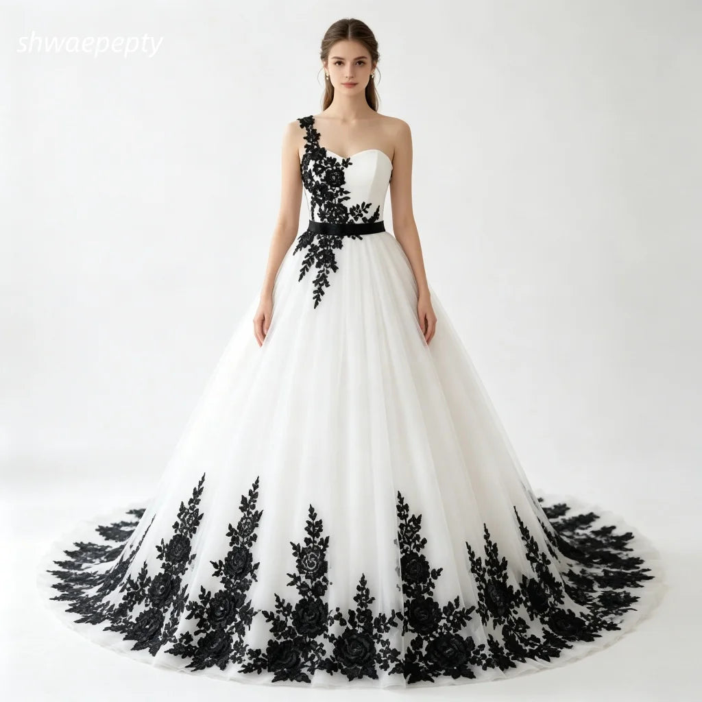 Gothic Style Black And White Wedding Dress Floral Lace Applique Ball Gown Long Tulle One Shoulder Vintage Bridal Gown Customized