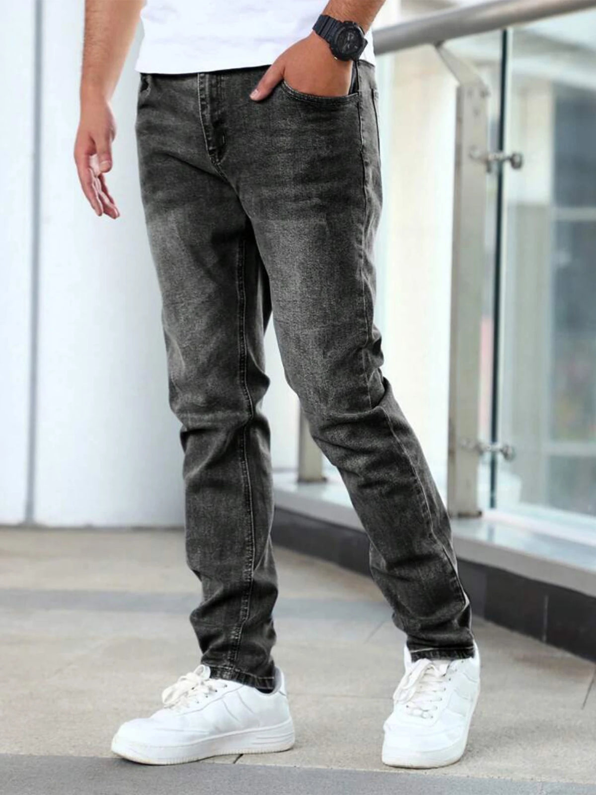 Gentlemen’s trendy streetwear in light colors make for an excellent gift for husbands and boyfriends. Jeans.