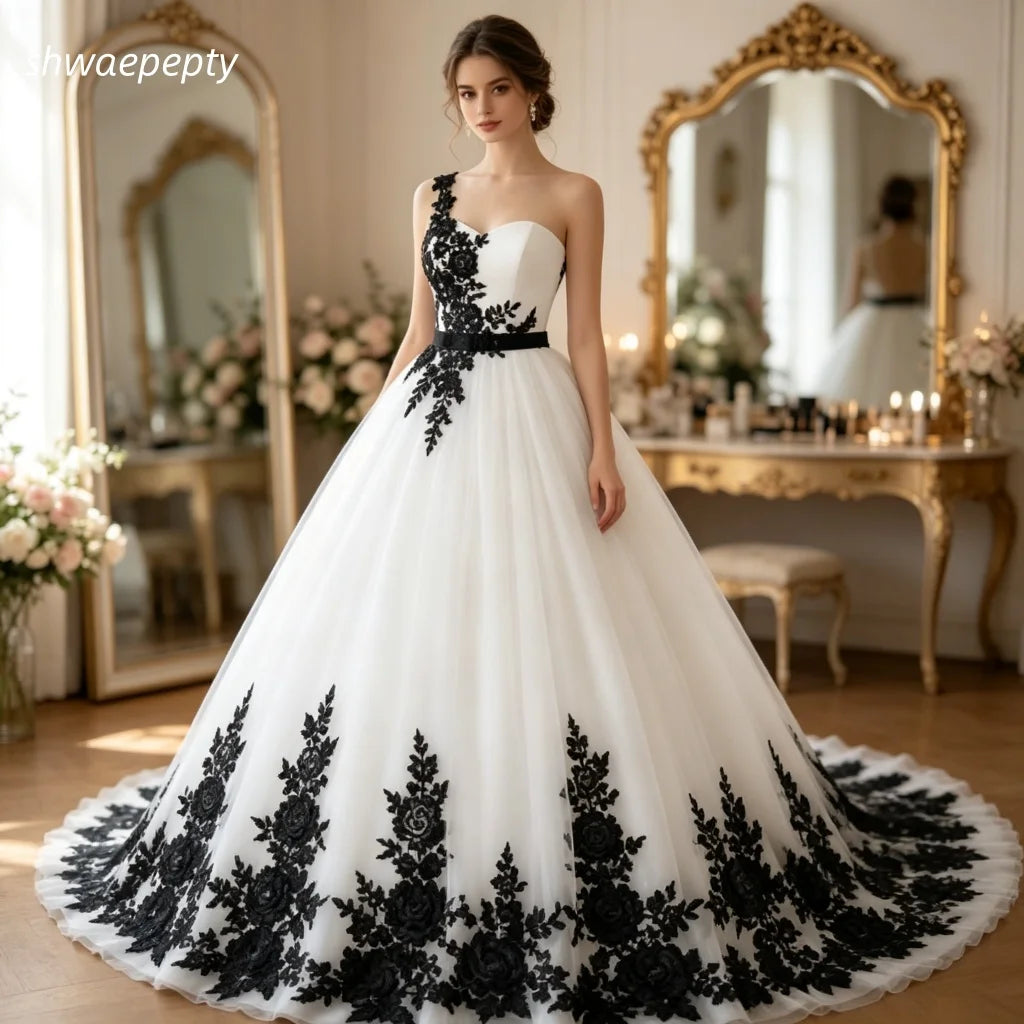 Gothic Style Black And White Wedding Dress Floral Lace Applique Ball Gown Long Tulle One Shoulder Vintage Bridal Gown Customized
